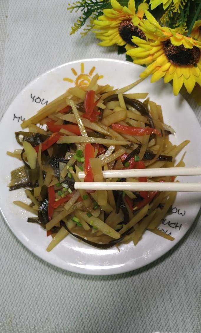 怎样做美味的海带红椒炒土豆丝？