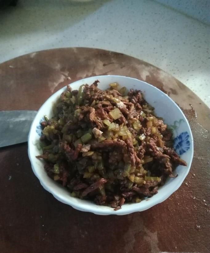 如何做莴笋粒炒猪肉丝？