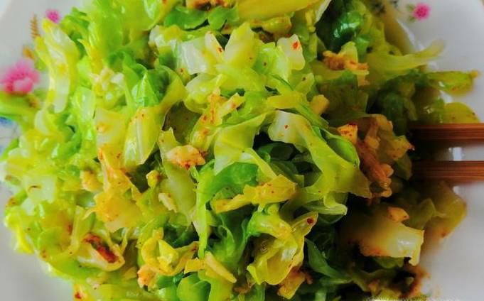 怎样做美味的油泼辣子包菜拌虾皮？