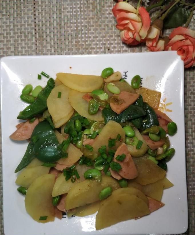 怎样做美味的土豆毛豆炒香肠？