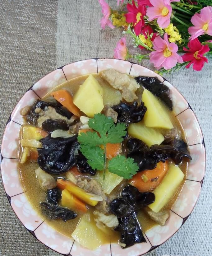 怎样做美味的土豆胡萝卜炖肉？