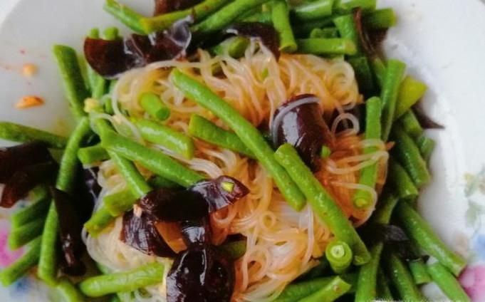 怎样做油泼辣子豆角木耳拌粉丝？