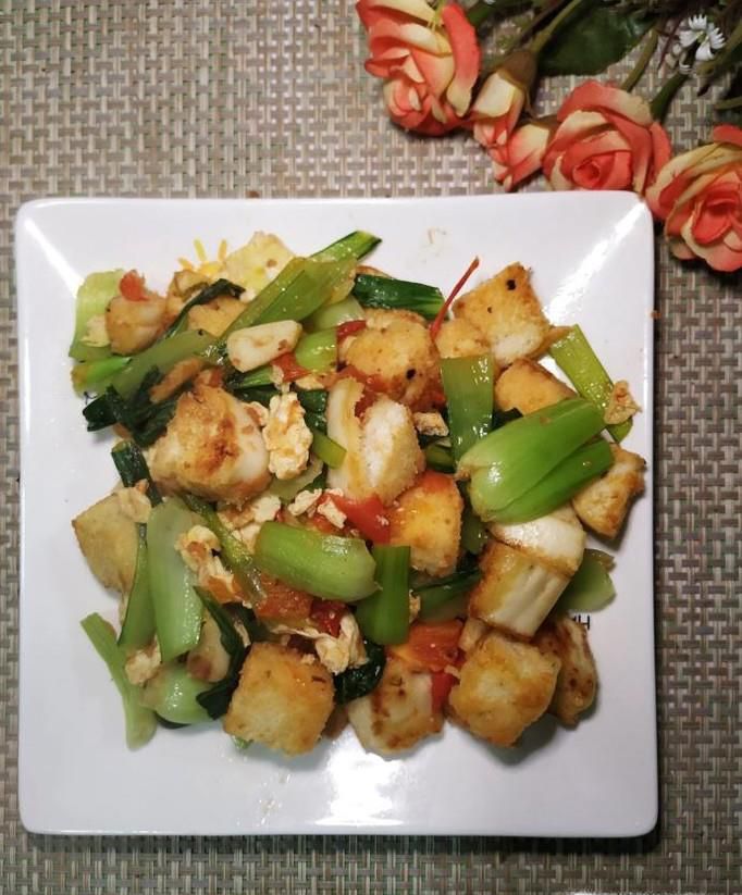 怎样做美味的西红柿鸡蛋青菜炒馍？