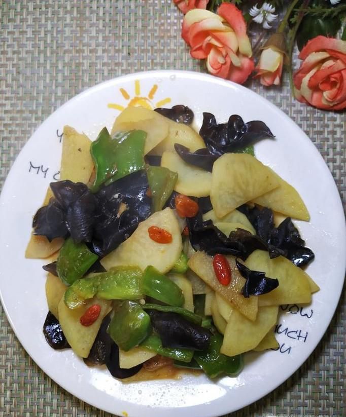 怎样做美味的土豆青椒炒木耳？