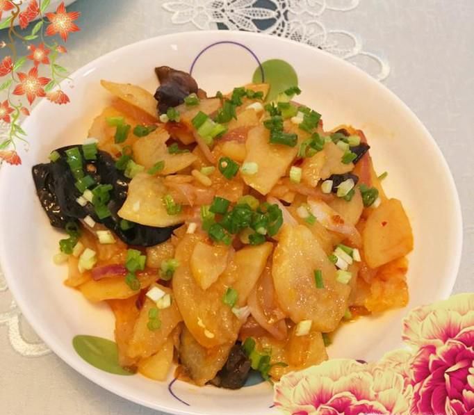 洋葱黑木耳炒土豆片的家常做法