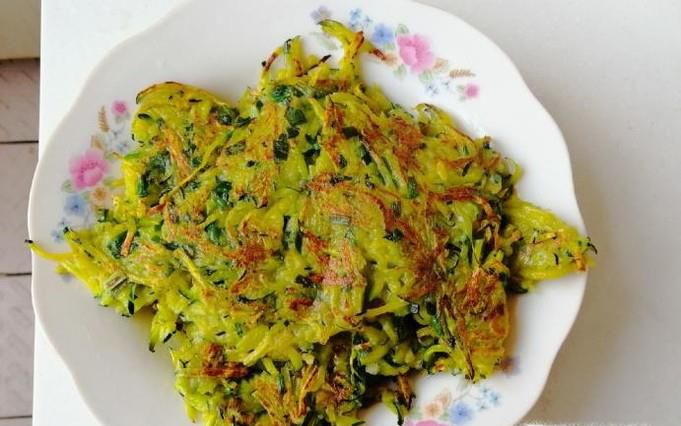 怎样煎嫩南瓜饼？松软可口超好吃！