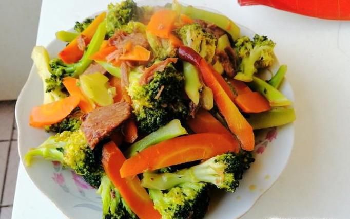 怎样做西兰花胡萝卜炒牛肉？