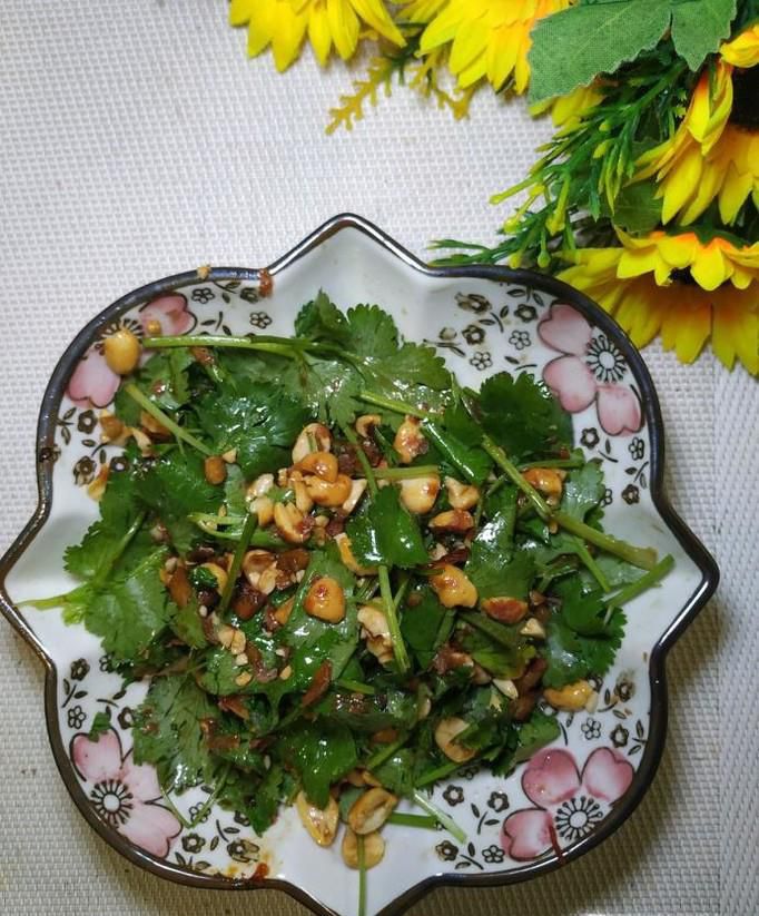 怎样做美味的香菜拌花生碎？