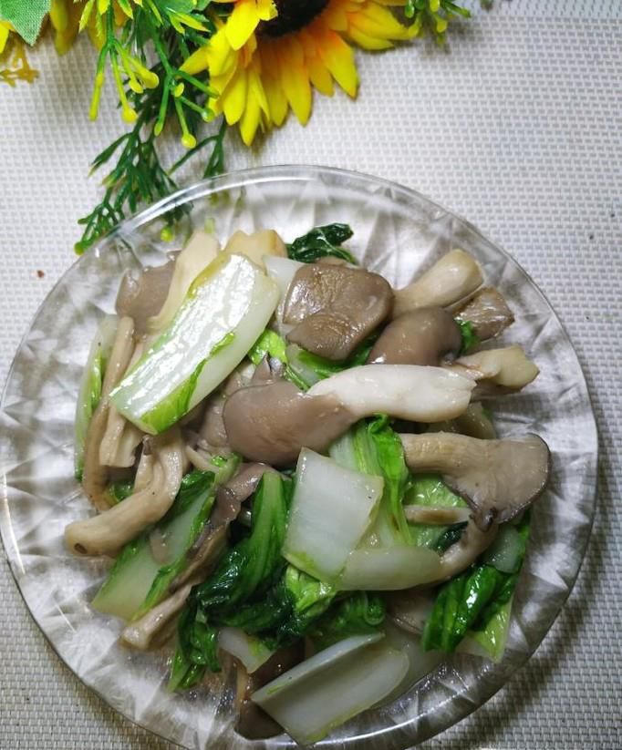 怎样做美味的蘑菇炒白菜？