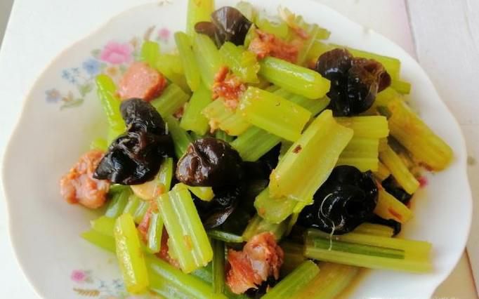 怎样做好吃的芹菜木耳炒肉？