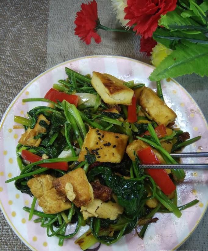 怎样做美味的菠菜红椒炒豆腐？