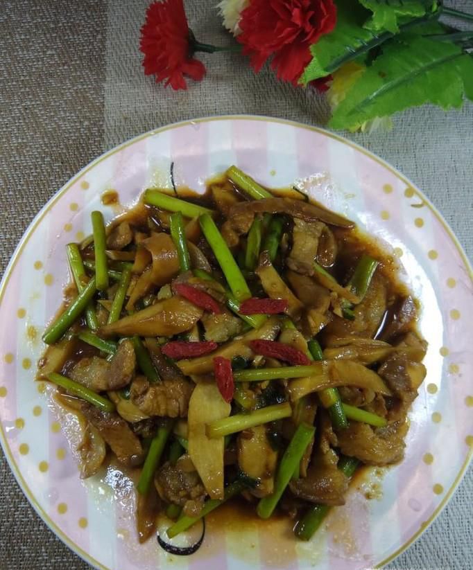 怎样做美味的蒜苔鸡腿菇炒肉？