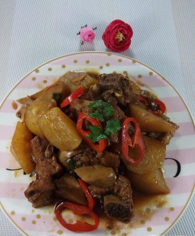 怎样做美味的鸡腿菇土豆烧排骨？