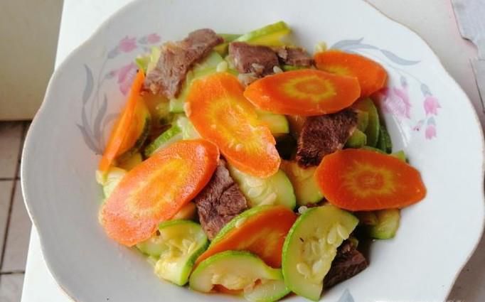 怎样做西葫芦胡萝卜炒肉？