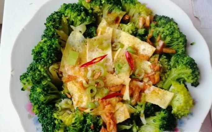 怎样做西兰花拌鸡蛋饼？