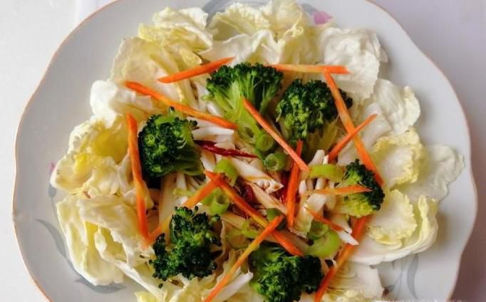 怎样做西兰花拌白菜心？