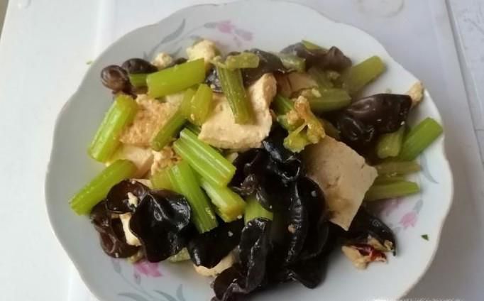 素炒芹菜木耳豆腐的做法