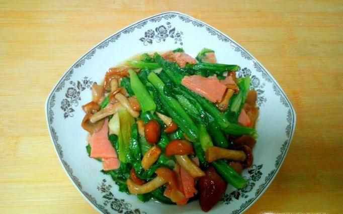 火腿肠炒滑子蘑油麦菜的家常做法