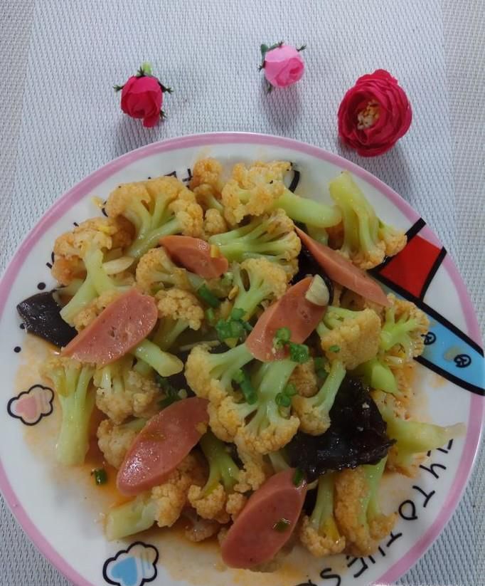 怎样做美味的木耳香肠炒花菜？