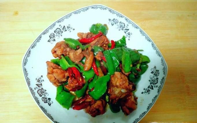 青椒炒鸡腿的家常做法