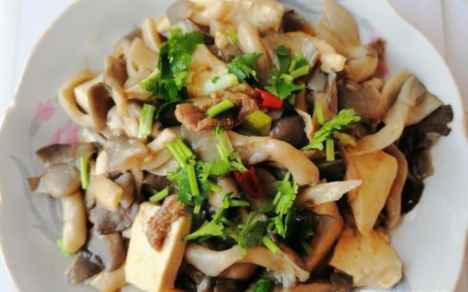 怎样做蘑菇豆腐炒肉？
