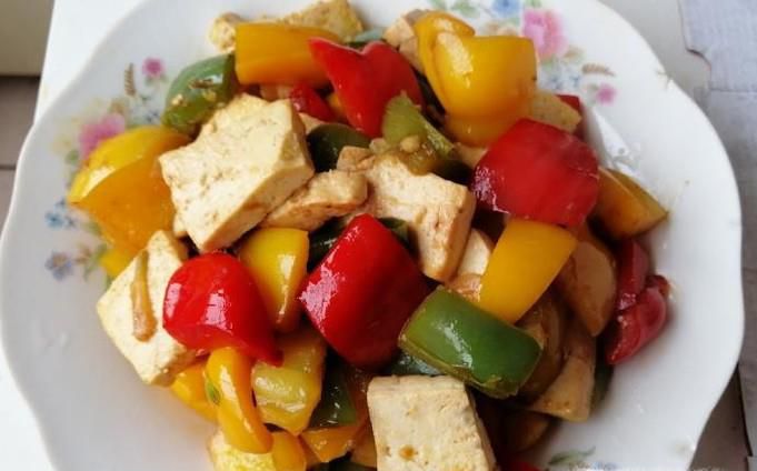 蒜香彩椒豆腐的做法