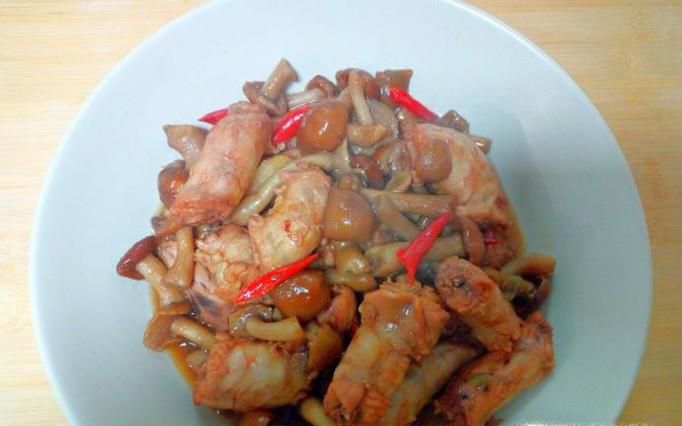 滑子蘑炖鸡脖子的家常做法