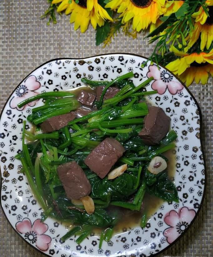 怎样做美味的菠菜炒猪血？
