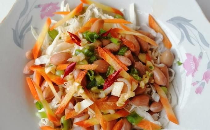 怎样做白菜胡萝丝拌花生？