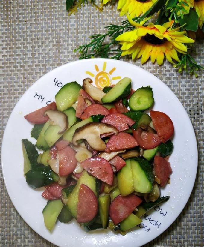 怎样做美味的香菇黄瓜炒香肠？