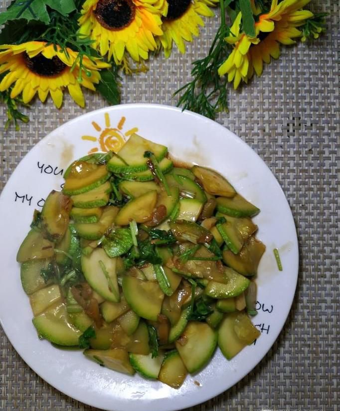 怎样做清炒蚝油香菜西葫芦？