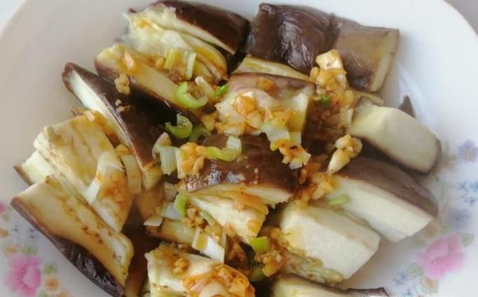 蒜汁拌蒸茄子的做法