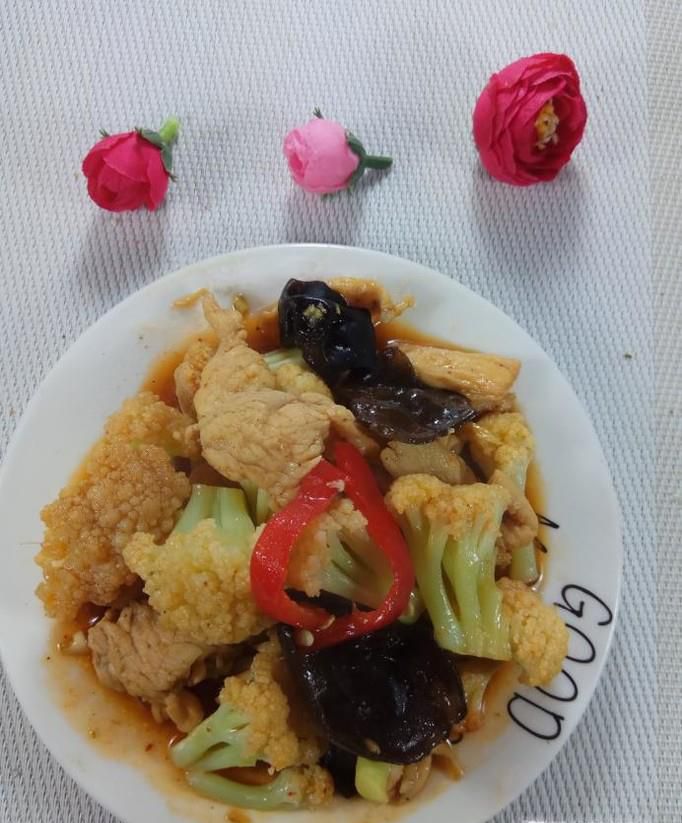 怎样做美味的花菜木耳炒鸡胸肉？