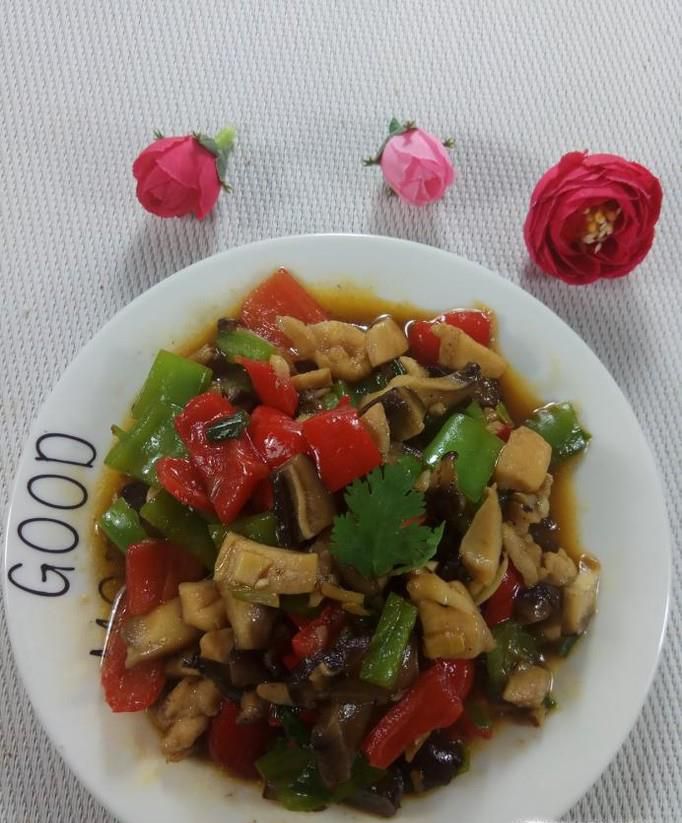 怎样做美味的香菇彩椒炒鸡胸肉？
