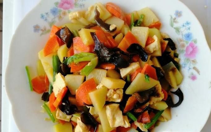 土豆胡萝卜木耳炒豆腐的做法