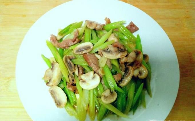 口蘑炒芹菜的家常做法