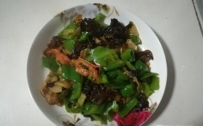 肉炒青椒木耳炸土豆片的做法
