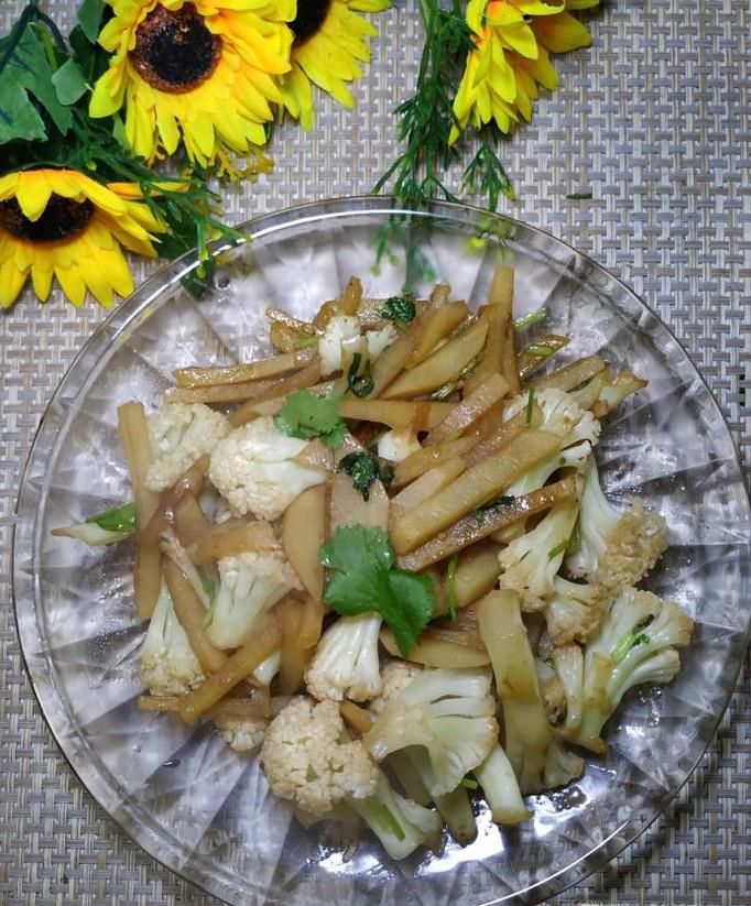 怎样做美味的土豆炒花菜？