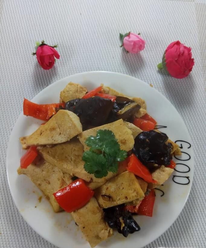 怎样做美味的红椒木耳炒豆腐？