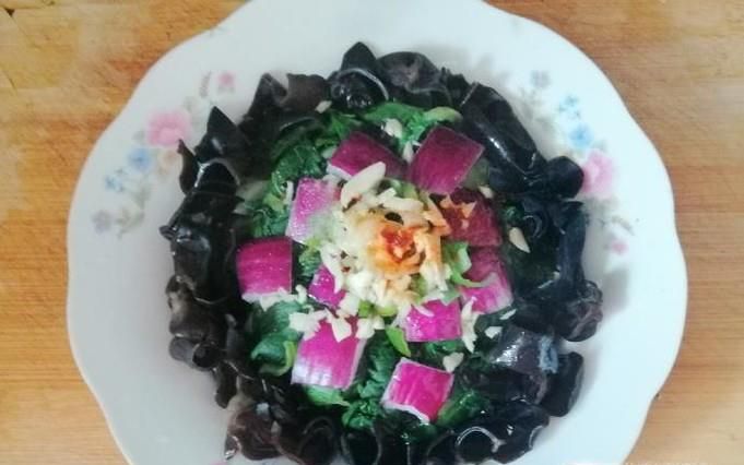 怎样做油菜木耳拌圆葱？