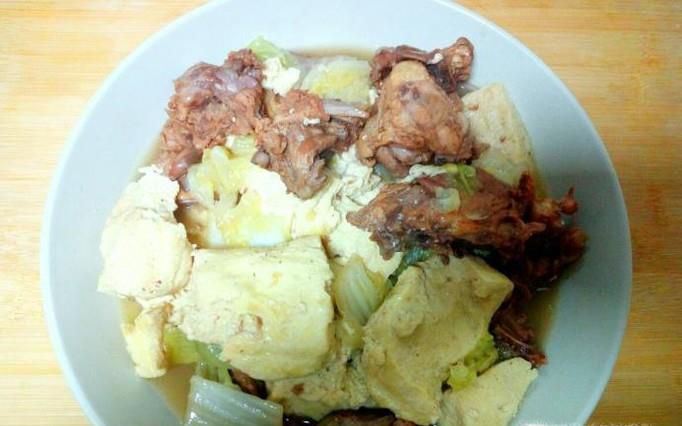 鸡架炖冻豆腐大白菜的家常做法