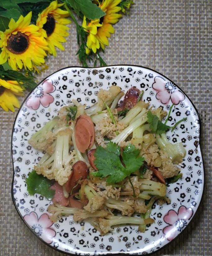 怎样做美味的花菜炒香肠？