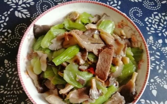 怎样做蘑菇油菜杆炒牛肉？