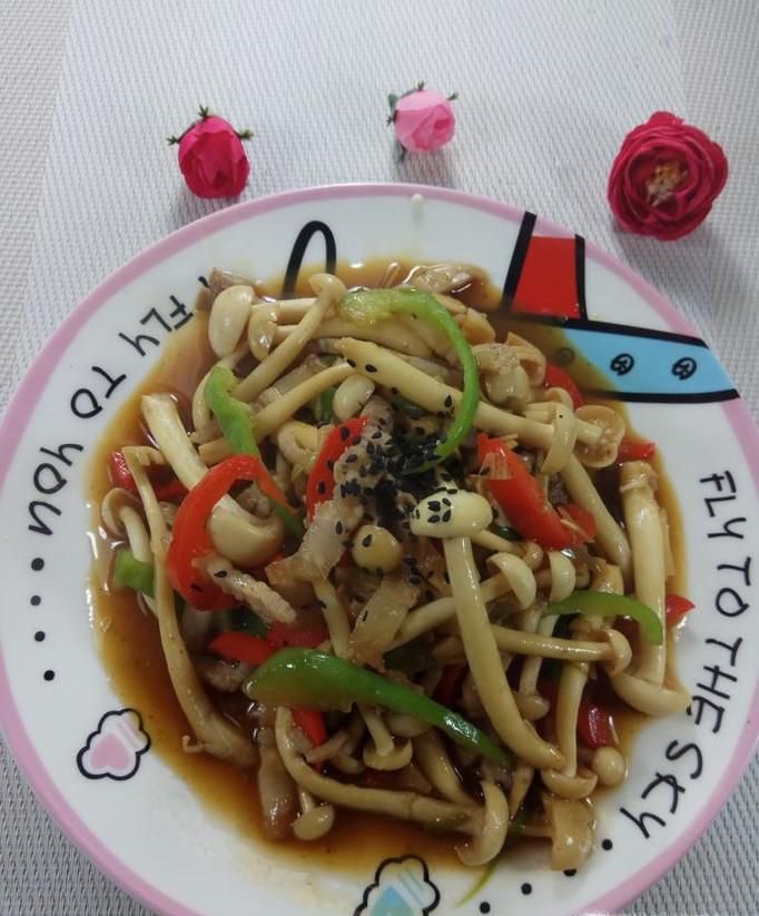 怎样做美味的白玉菇青红椒炒肉？