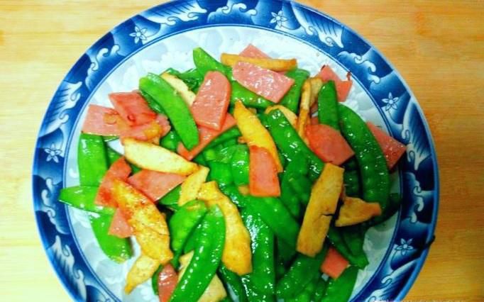 火腿肠豆干炒荷兰豆的家常做法