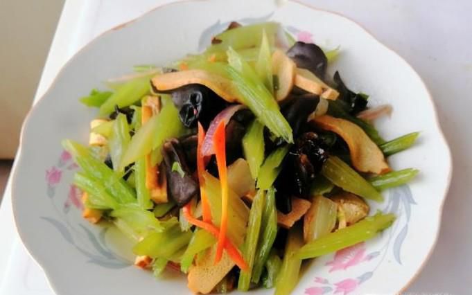 芹菜木耳胡萝卜炒香干的做法