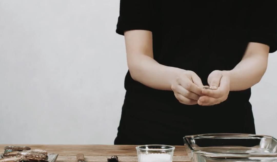 怎么做三葱焗鲍鱼？