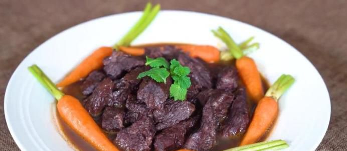 红酒炖牛肉怎么做？