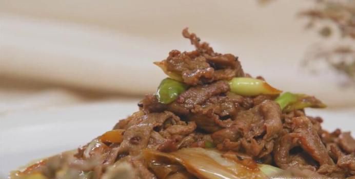 如何做葱爆羊肉？