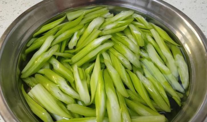芹菜炒肉的做法
